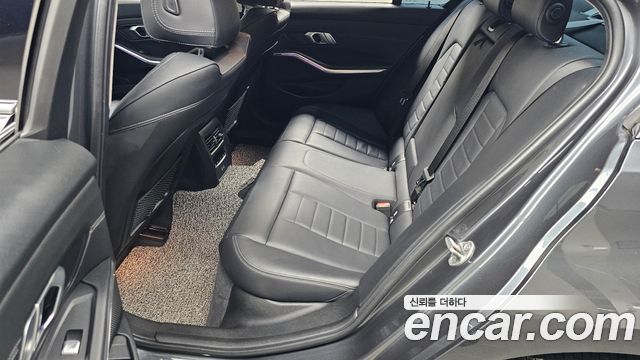 BMW 3-Series 320i Luxury