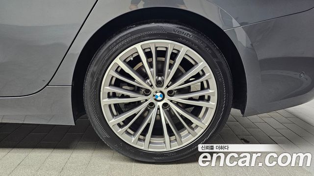 BMW 3-Series 320i Luxury