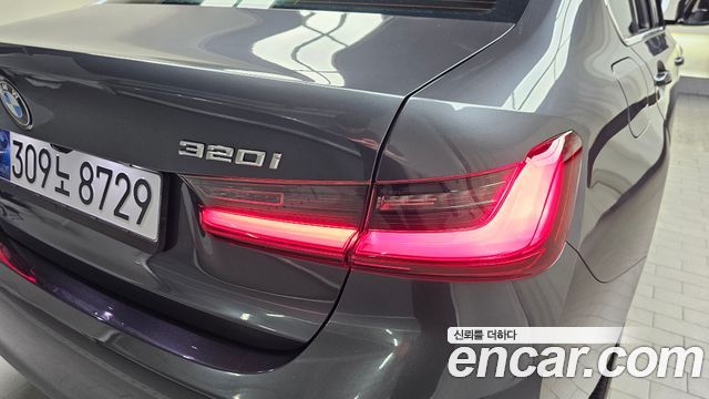 BMW 3-Series 320i Luxury