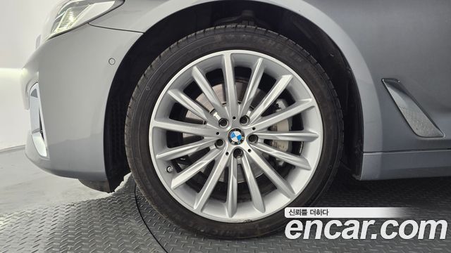 BMW 5-Series 530i xDrive Luxury