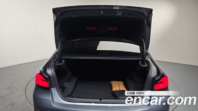 BMW 5-Series 530i xDrive Luxury