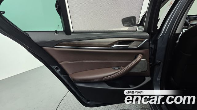 BMW 5-Series 530i xDrive Luxury
