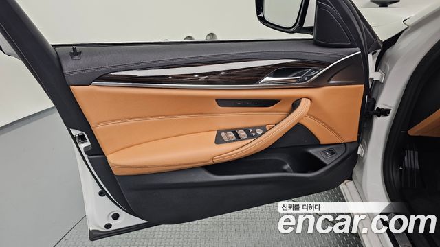 BMW 5-Series 520i Luxury