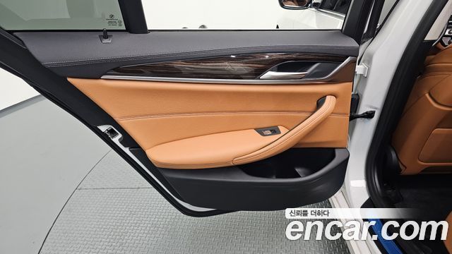 BMW 5-Series 520i Luxury