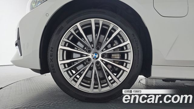 BMW 3-Series 330e Luxury