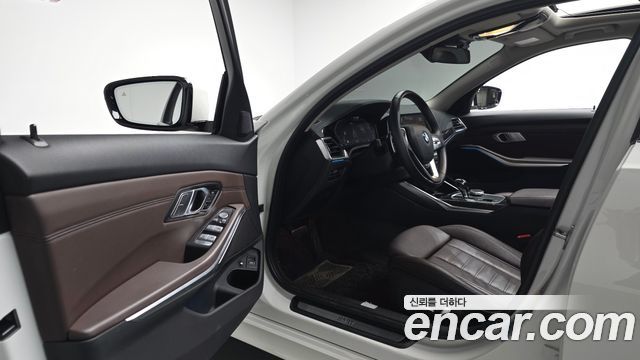 BMW 3-Series 330e Luxury