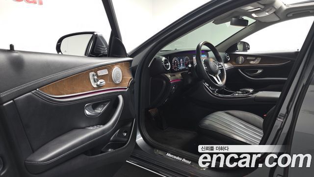 Mercedes-Benz E-Class E300 4MATIC Exclusive