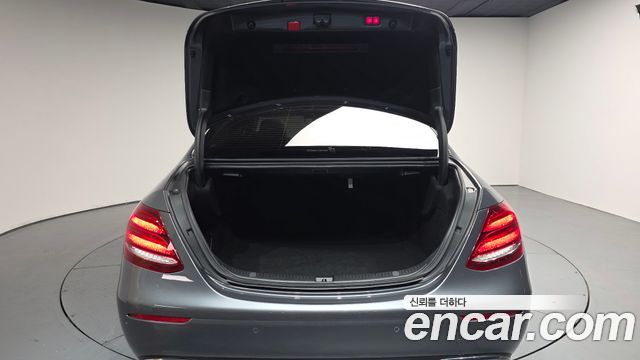 Mercedes-Benz E-Class E300 4MATIC Exclusive