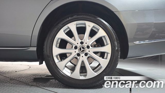 Mercedes-Benz E-Class E300 4MATIC Exclusive