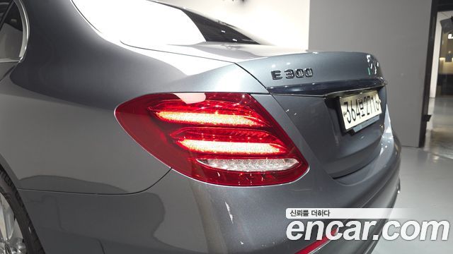 Mercedes-Benz E-Class E300 4MATIC Exclusive