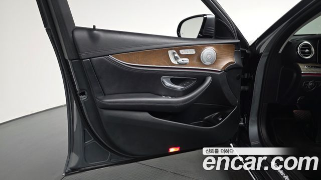 Mercedes-Benz E-Class E300 4MATIC Exclusive