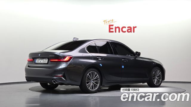 BMW 3-Series 320i Luxury