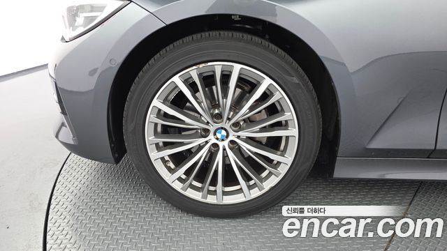 BMW 3-Series 320i Luxury