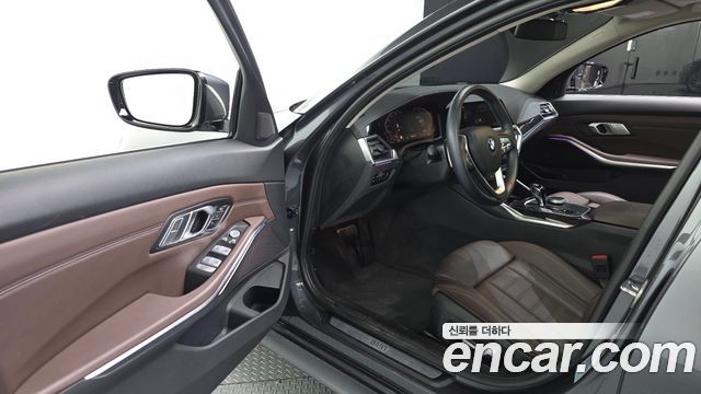BMW 3-Series 320i Luxury