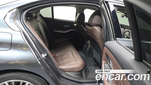 BMW 3-Series 320i Luxury