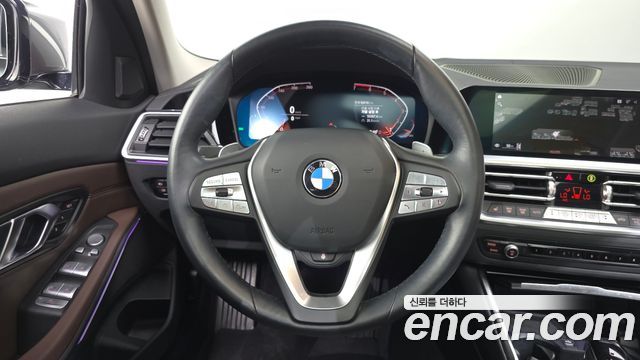 BMW 3-Series 320i Luxury