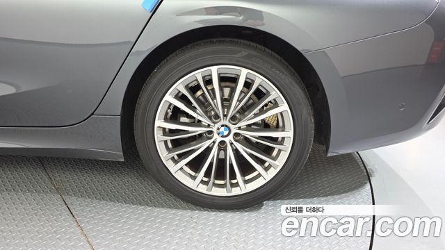 BMW 3-Series 320i Luxury