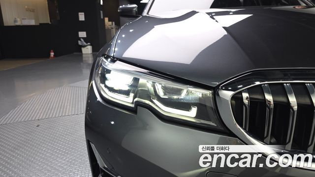 BMW 3-Series 320i Luxury