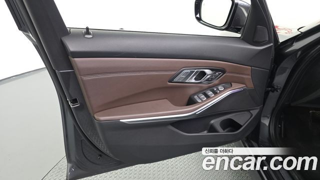 BMW 3-Series 320i Luxury