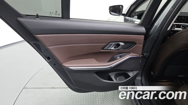 BMW 3-Series 320i Luxury