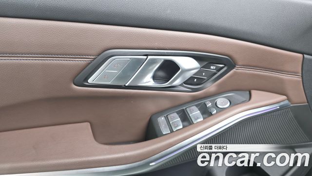 BMW 3-Series 320i Luxury