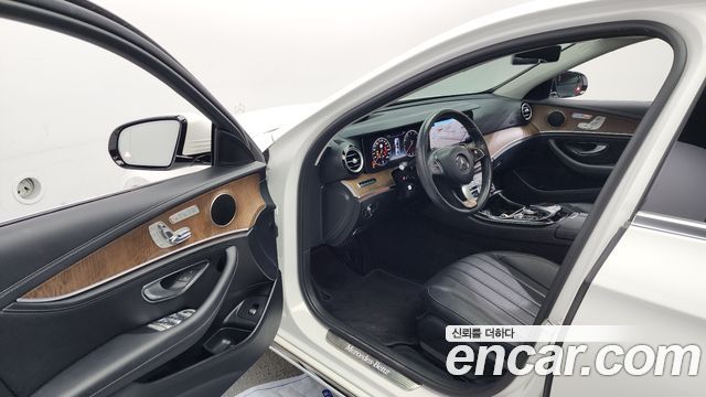 Mercedes-Benz E-Class E300 4MATIC Exclusive