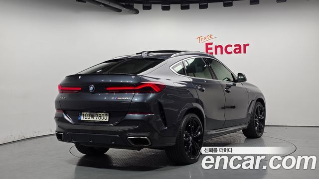 BMW X6 M50i