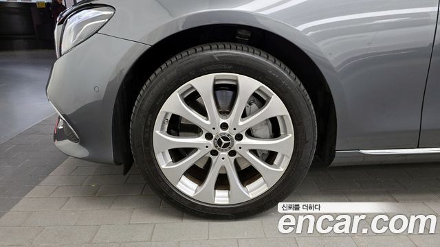 Mercedes-Benz E-Class E300 4MATIC Exclusive