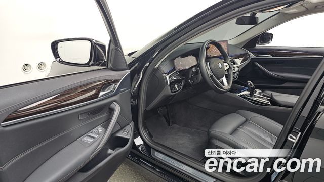 BMW 5-Series 520i Luxury
