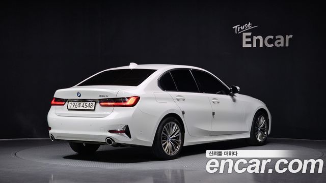 BMW 3-Series 320i Luxury