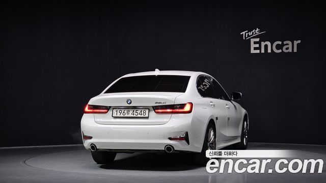 BMW 3-Series 320i Luxury