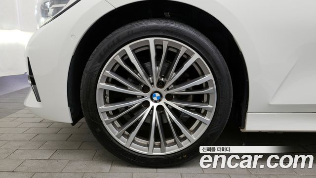 BMW 3-Series 320i Luxury
