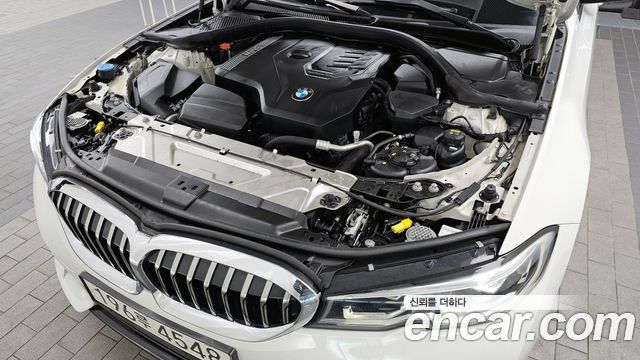 BMW 3-Series 320i Luxury