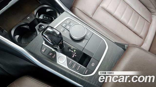 BMW 3-Series 320i Luxury