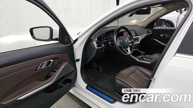 BMW 3-Series 320i Luxury