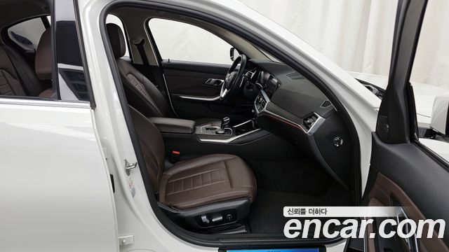 BMW 3-Series 320i Luxury