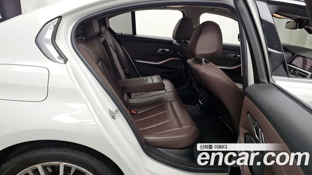 BMW 3-Series 320i Luxury