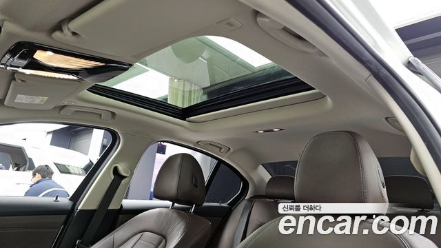 BMW 3-Series 320i Luxury