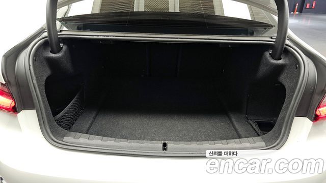 BMW 3-Series 320i Luxury