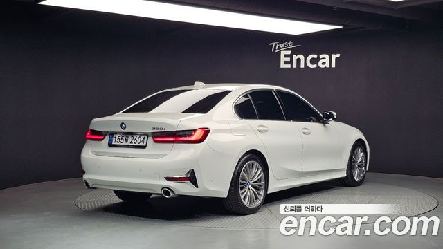 BMW 3-Series 320i Luxury