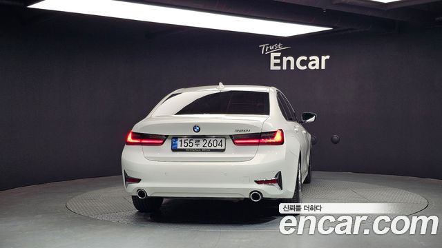 BMW 3-Series 320i Luxury