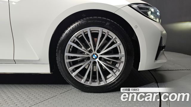 BMW 3-Series 320i Luxury