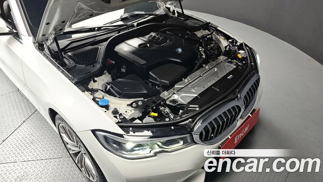BMW 3-Series 320i Luxury