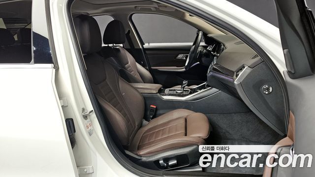 BMW 3-Series 320i Luxury