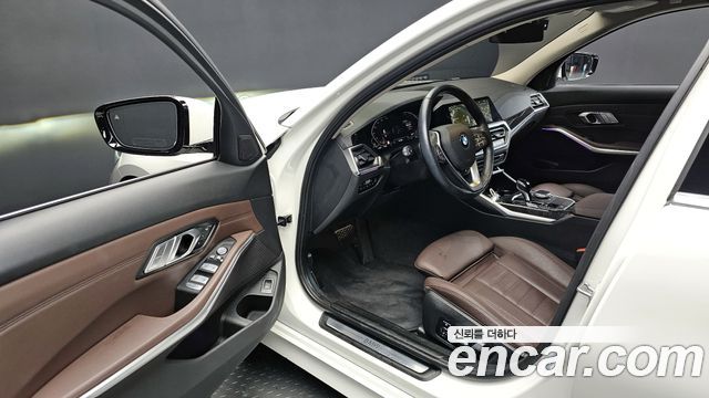 BMW 3-Series 320i Luxury