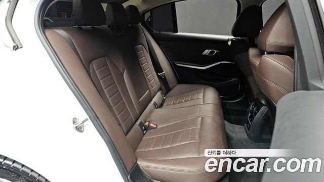 BMW 3-Series 320i Luxury