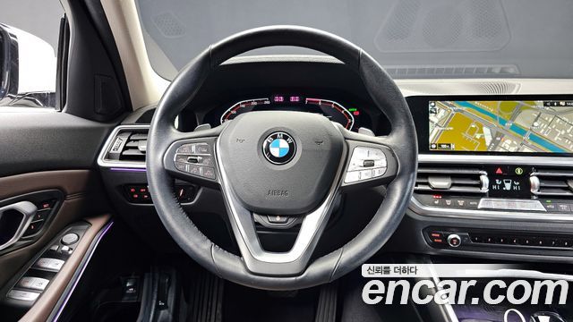 BMW 3-Series 320i Luxury