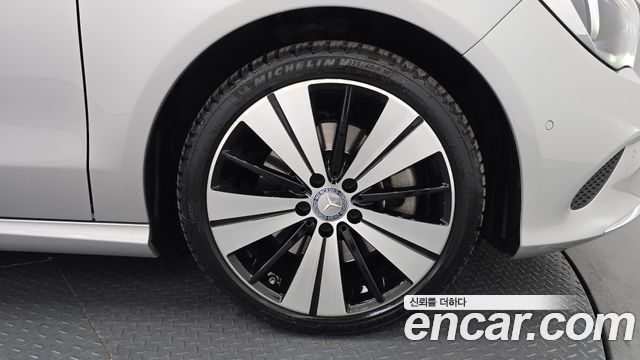 Mercedes-Benz CLA-Class CLA250 4MATIC