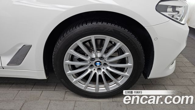 BMW 5-Series 520i Luxury