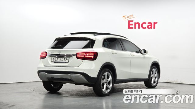Mercedes-Benz GLA-Class GLA220